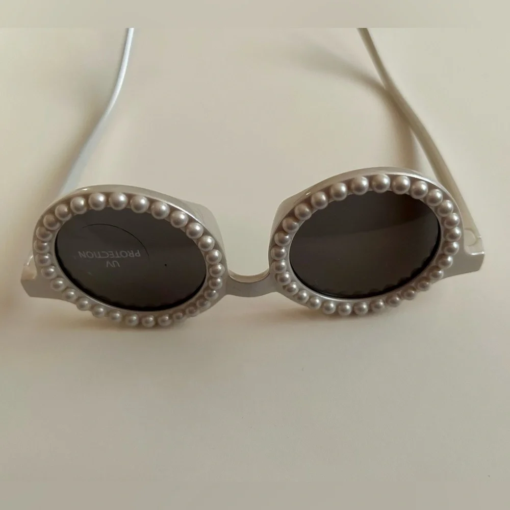 New Rachel Zoe Girl's Sunglasses Faux Pearl Rims Grey Temples UV Protection